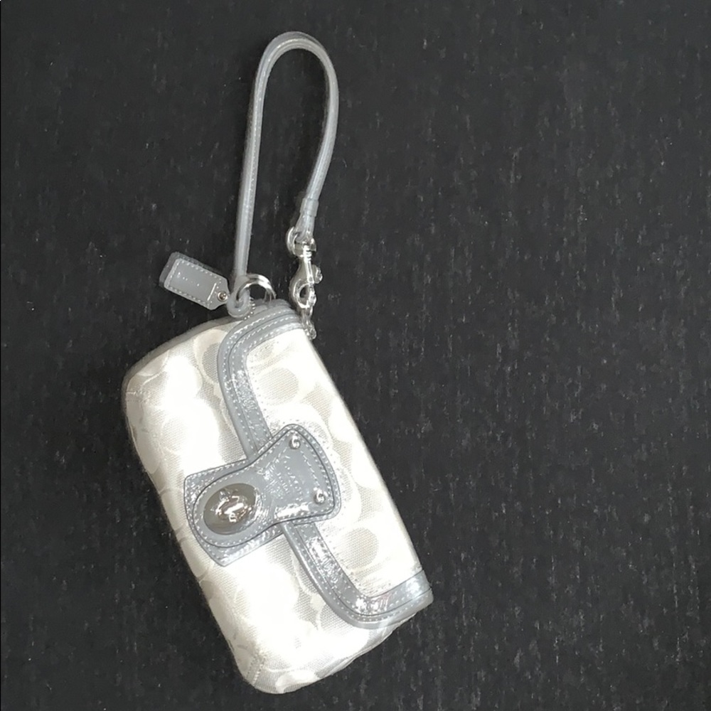 Medium size COACH wristlet
